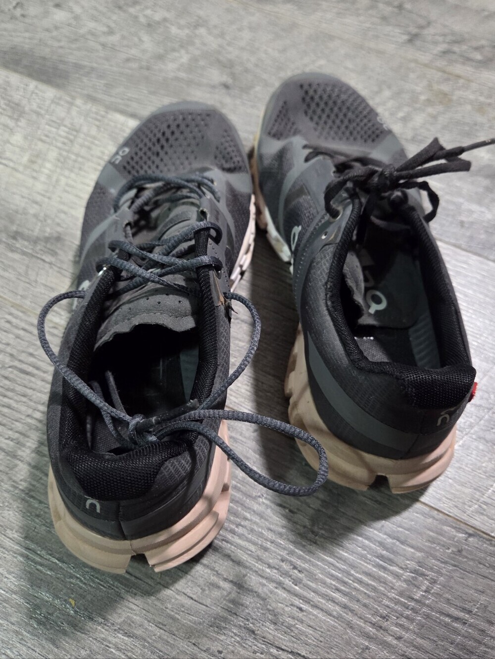 On Cloud Women’s Athletic Running Shoe - Charcoal with Blush Size: 6.5 - Picture 2 of 4